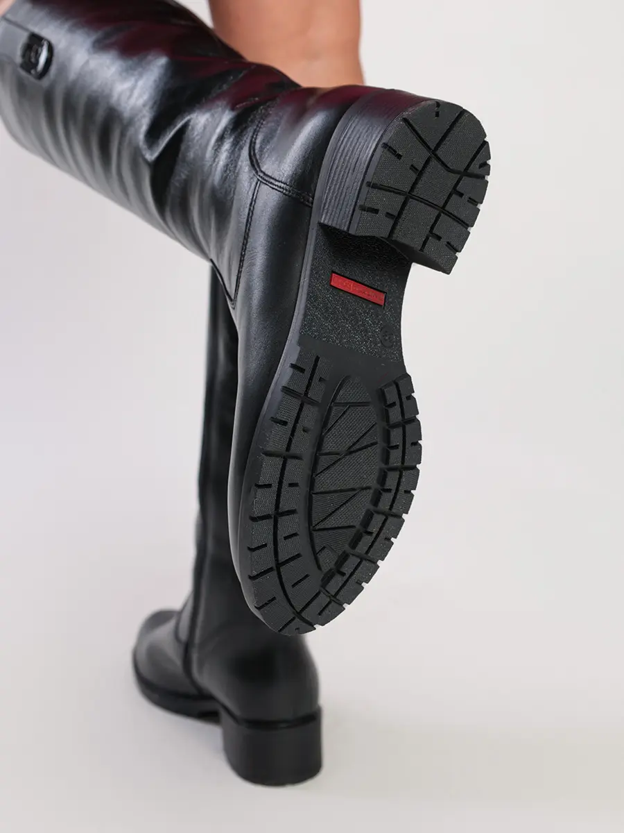 Сапоги черного цвета на среднем каблуке